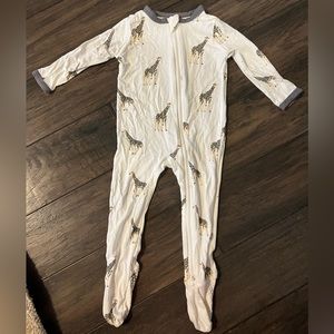 Kyte Baby Zippered Footie in Giraffe print 6-12 months